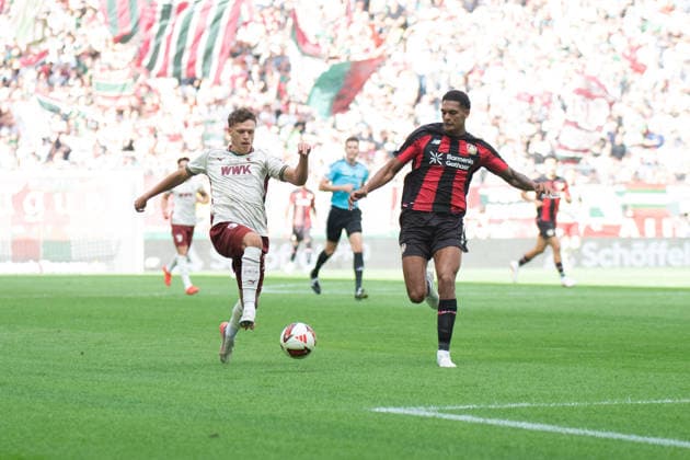 Robin Fellhauer (19 Augsburg) und Jarell Quansah (4 Leverkusen) im Zweikampf um den Ball beim Bundesligaspiel FC Augsburg - Bayer 04 Leverkusen am 12.09.2026. Augsburg WWK Arena Bayern Deutschland *** Robin Fellhauer (19, Augsburg) and Jarell Quansah (4, Leverkusen) battle for the ball during the Bundesliga match between FC Augsburg and Bayer 04 Leverkusen on September 12, 2026, at the WWK Arena in Augsburg, Bavaria, Germany