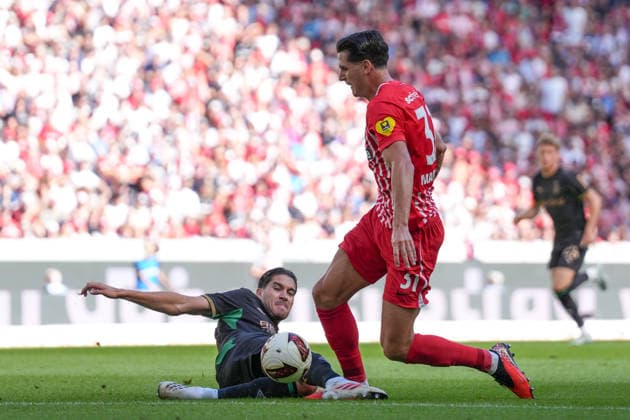Kevin Diks (Borussia Mönchengladbach, 04) haut Igor Matanovic (SC Freiburg, 31) um , Deutschland, Fussball, 1. Bundesliga, 3.Spieltag, 2026 2027, SC Freiburg vs. Borussia Mönchengladbach, 12.09.2026, Europa-Park Stadion, Freiburg Freiburg Europa-Park Stadion Baden-Württemberg Deutschland *** Kevin Diks (Borussia Mönchengladbach), 04, scores against Igor Matanovic (SC Freiburg), 31, Germany, Soccer, Bundesliga 1, Matchday 3, 2026–2027, SC Freiburg vs. Borussia Mönchengladbach, September 12, 2026, Europa-Park Stadium, Freiburg, Freiburg, Europa-Park Stadium, Baden-Württemberg, Germany Copyright: xArnexAmbergx