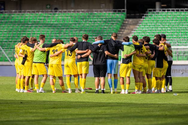 The players of SG Sonnenhof Grossaspach stand together after the game GER, TSV Havelse vs. SG Sonnenhof Grossaspach, Soccer, 3rd Division, Matchday 5, 2026–2027 season, September 12, 2026 DFL regulations prohibit the use of photographs as image sequences and or quasi-video GER, TSV Havelse vs. SG Sonnenhof Grossaspach, soccer, 3rd League, Matchday 5, 2026–2027 season, September 12, 2026, Hanover Copyright: xEibner-Pressefoto JanxRollingerx EP_JSK