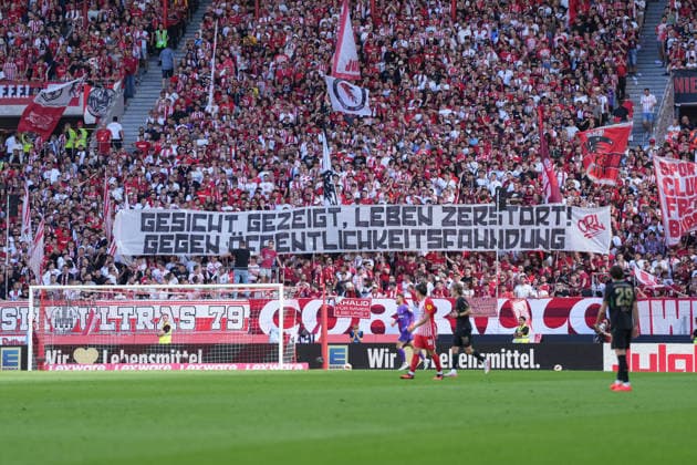 Spruchband der Fans und Ultras auf der Tribüne, Banner , Deutschland, Fussball, 1. Bundesliga, 3.Spieltag, 2026 2027, SC Freiburg vs. Borussia Mönchengladbach, 12.09.2026, Europa-Park Stadion, Freiburg Freiburg Europa-Park Stadion Baden-Württemberg Deutschland *** Sign held by fans and ultras in the stands, banner, Germany, soccer, Bundesliga 1, Matchday 3, 2026–2027, SC Freiburg vs. Borussia Mönchengladbach, September 12, 2026, Europa-Park Stadium, Freiburg, Freiburg, Europa-Park Stadium, Baden-Württemberg, Germany Copyright: xArnexAmbergx