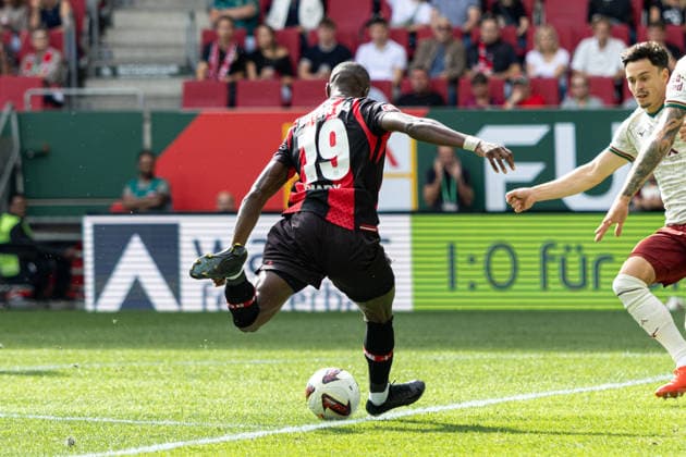 Deutschland: FC Augsburg vs Bayer 04 Leverkusen, 1. Bundesliga, Saison 2026 27, WWK Arena (Augsburg): Moussa Diaby, (Bayer Leverkusen, 19) schiesst den Ball Augsburg WWK Arena Bayern Deutschland *** Germany: FC Augsburg vs. Bayer 04 Leverkusen, Bundesliga 1, 2026–27 season, WWK Arena, Augsburg; Moussa Diaby, Bayer Leverkusen, 19, shoots the ball at the WWK Arena in Augsburg, Bavaria, Germany Copyright: xBenedictxChristx