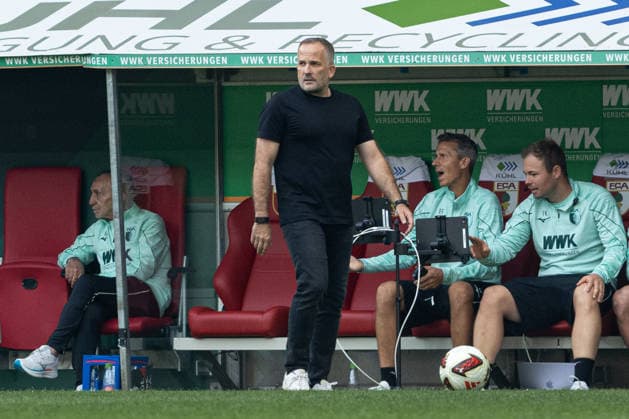 Deutschland: FC Augsburg vs Bayer 04 Leverkusen, 1. Bundesliga, Saison 2026 27, WWK Arena (Augsburg): Manuel Baum, (Trainer, FC Augsburg) Augsburg WWK Arena Bayern Deutschland *** Germany: FC Augsburg vs. Bayer 04 Leverkusen, Bundesliga 1, 2026–27 Season, WWK Arena, Augsburg; Manuel Baum, Head Coach, FC Augsburg; Augsburg; WWK Arena; Bavaria; Germany Copyright: xBenedictxChristx