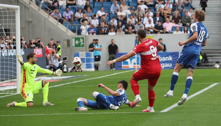 Sinsheim , Fußball Bundesliga TSG 1899 Hoffenheim vs. VfB Stuttgart , von links: Oliver Baumann ( Hoff ) Ermedin Demirovic ( VfB ) *** Sinsheim, Bundesliga Soccer: TSG 1899 Hoffenheim vs. VfB Stuttgart; from left: Oliver Baumann (Hoff), Ermedin Demirovic (VfB)