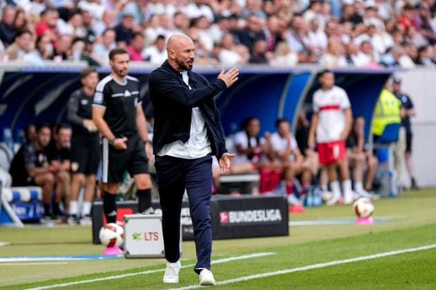 Christian Ilzer (Trainer, Cheftrainer, Hoffenheim), gibt Anweisungen, gestikuliert, mit den Armen gestikulieren, Freisteller, Ganzkörper, Einzelbild, Einzelfoto, Aktion, Action, 12.09.2026, Sinsheim (Deutschland), Fussball, Bundesliga, TSG 1899 Hoffenheim - VfB Stuttgart, DFB DFL REGULATIONS PROHIBIT ANY USE OF PHOTOGRAPHS AS IMAGE SEQUENCES AND OR QUASI-VIDEO. *** Christian Ilzer, coach and head coach of Hoffenheim, gives instructions, gesturing with his arms; cropped shot, full-body, single frame, single photo, action, September 12, 2026, Sinsheim, Germany, soccer, Bundesliga, TSG 1899 Hoffenheim vs. VfB Stuttgart, DFB and DFL regulations prohibit any use of photographs as image sequences and or quasi-video xozx