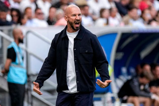 Christian Ilzer (Trainer, Cheftrainer, Hoffenheim), gibt Anweisungen, gestikuliert, mit den Armen gestikulieren, Einzelbild, Einzelfoto, Aktion, Action, ist wütend, ruft, schreit, schreien, schreiend, 12.09.2026, Sinsheim (Deutschland), Fussball, Bundesliga, TSG 1899 Hoffenheim - VfB Stuttgart, DFB DFL REGULATIONS PROHIBIT ANY USE OF PHOTOGRAPHS AS IMAGE SEQUENCES AND OR QUASI-VIDEO. *** Christian Ilzer, coach and head coach of Hoffenheim, gives instructions, gestures with his arms, single frame, single photo, action, is angry, calls out, shouts, screaming, September 12, 2026, Sinsheim, Germany, soccer, Bundesliga, TSG 1899 Hoffenheim vs. VfB Stuttgart, DFB and DFL regulations prohibit any use of photographs as image sequences and or quasi-video xozx