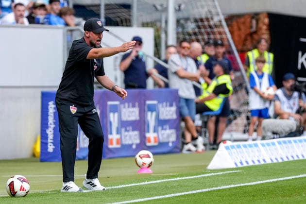 Sebastian Hoeneß (Hoeness, Trainer, Cheftrainer, VfB), gibt Anweisungen, gestikuliert, mit den Armen gestikulieren, Freisteller, Ganzkörper, Einzelbild, Einzelfoto, Aktion, Action, 12.09.2026, Sinsheim (Deutschland), Fussball, Bundesliga, TSG 1899 Hoffenheim - VfB Stuttgart, DFB DFL REGULATIONS PROHIBIT ANY USE OF PHOTOGRAPHS AS IMAGE SEQUENCES AND OR QUASI-VIDEO. *** Sebastian Hoeneß Hoeness, coach, head coach, VfB, giving instructions, gesturing, gesturing with his arms, cutout, full-body, single image, single photo, action, 12 09 2026, Sinsheim, Germany, soccer, Bundesliga, TSG 1899 Hoffenheim vs. VfB Stuttgart, DFB and DFL regulations prohibit any use of photographs as image sequences and or quasi-video xozx