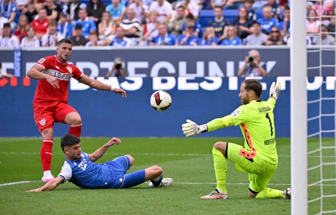 Strafraumszene, Torraumszene Torschuss Aktion Torchance Ermedin Demirovic VfB Stuttgart (09) gegen Albian Hajdari TSG 1899 Hoffenheim (21) Torwart Oliver Baumann TSG 1899 Hoffenheim (01) TSG 1899 Hoffenheim vs VfB Stuttgart 12.09.2026 DFL REGULATIONS PROHIBIT ANY USE OF PHOTOGRAPHS AS IMAGE SEQUENCES AND OR QUASI-VIDEO TSG 1899 Hoffenheim vs VfB Stuttgart *** Penalty area scene, Goalmouth action, shot on goal, scoring opportunity: Ermedin Demirovic (VfB Stuttgart 09) vs. Albian Hajdari (TSG 1899 Hoffenheim 21); goalkeeper Oliver Baumann (TSG 1899 Hoffenheim 01); TSG 1899 Hoffenheim vs. VfB Stuttgart September 12, 2026 DFL regulations prohibit any use of photographs as image sequences and or quasi-video TSG 1899 Hoffenheim vs. VfB Stuttgart