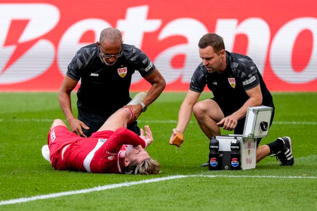 Angelo Stiller (VfB, 6) muss behandelt werden, verletzt, Verletzung, Verletzungspause, Action, Aktion, Spielszene, 12.09.2026, Sinsheim (Deutschland), Fussball, Bundesliga, TSG 1899 Hoffenheim - VfB Stuttgart, DFB DFL REGULATIONS PROHIBIT ANY USE OF PHOTOGRAPHS AS IMAGE SEQUENCES AND OR QUASI-VIDEO. *** Angelo Stiller, VfB, No. 6, needs medical attention, injured, injury, sidelined, action, play, game scene, September 12, 2026, Sinsheim, Germany, soccer, Bundesliga, TSG 1899 Hoffenheim vs. VfB Stuttgart, DFB and DFL regulations prohibit any use of photographs as image sequences and or quasi-video xozx