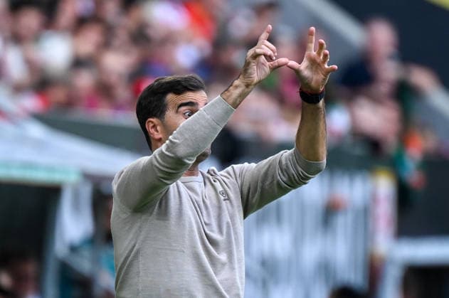 12.09.2026, xemx, Fussball 1.Bundesliga, FC Augsburg - Bayer 04 Leverkusen v.l. Cheftrainer Carles Martinez (Bayer 04 Leverkusen) gibt Anweisungen, gestikuliert mit den Armen, gesticulate, gives instructions (DFL DFB REGULATIONS PROHIBIT ANY USE OF PHOTOGRAPHS as IMAGE SEQUENCES and or QUASI-VIDEO) Augsburg *** September 12, 2026, xemx, Soccer, Bundesliga 1, FC Augsburg vs. Bayer 04 Leverkusen; Head Coach Carles Martinez of Bayer 04 Leverkusen gives instructions, gesturing with his arms, gesticulate, gives instructions DFL DFB REGULATIONS PROHIBIT ANY USE OF PHOTOGRAPHS as IMAGE SEQUENCES and or QUASI-VIDEO Augsburg
