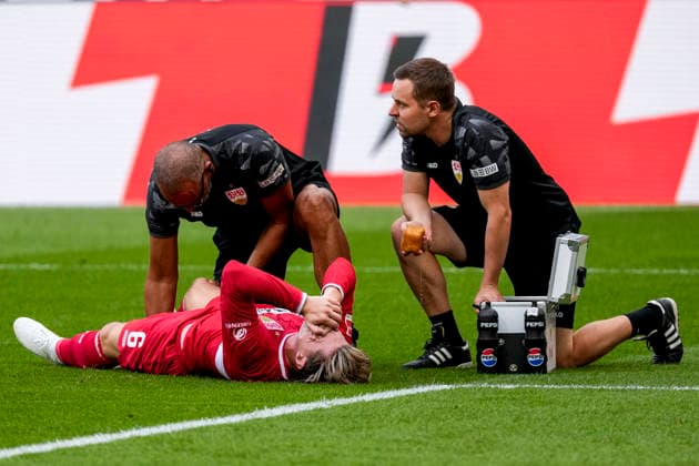 Angelo Stiller (VfB, 6) muss behandelt werden, verletzt, Verletzung, Verletzungspause, Action, Aktion, Spielszene, 12.09.2026, Sinsheim (Deutschland), Fussball, Bundesliga, TSG 1899 Hoffenheim - VfB Stuttgart, DFB DFL REGULATIONS PROHIBIT ANY USE OF PHOTOGRAPHS AS IMAGE SEQUENCES AND OR QUASI-VIDEO. *** Angelo Stiller, VfB, No. 6, needs medical attention, injured, injury, sidelined, action, play, game scene, September 12, 2026, Sinsheim, Germany, soccer, Bundesliga, TSG 1899 Hoffenheim vs. VfB Stuttgart, DFB and DFL regulations prohibit any use of photographs as image sequences and or quasi-video xozx