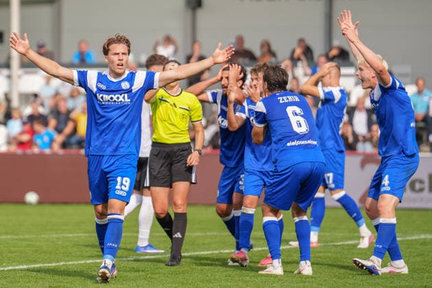 German Soccer, 3rd Division, Matchday 5, Sportclub Arena Verl, SC Verl vs. SV Meppen: The Meppen players appeal for a handball penalty. Luis Sprekelmeyer, SV Meppen, 19 Copyright: xMichelxWittex