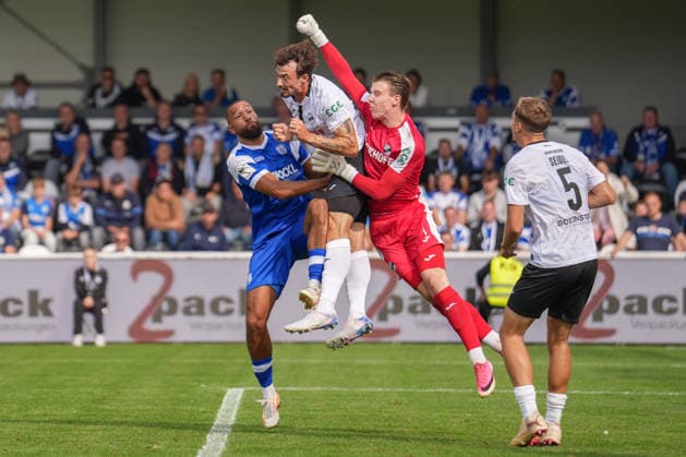 German Soccer, 3rd Division, Matchday 5, Sportclub Arena Verl, SC Verl vs. SV Meppen Cyrill Akono (SV Meppen), 9; Timo Schlieck (SC Verl), 1 Copyright: xMichelxWittex