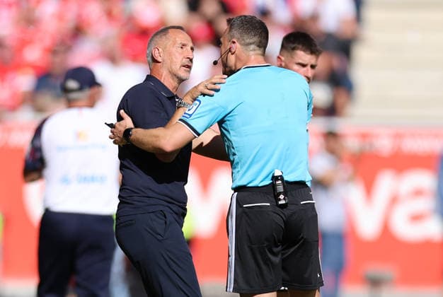 12.09.2026, Fussball Bundesliga, 1. FSV Mainz 05 - Eintracht Frankfurt, v.l., Trainer Adi Hütter (Eintracht Frankfurt) im Dialog mit, in dialogue with Schiedsrichter Felix Zwayer DFL DFB REGULATIONS PROHIBIT ANY USE OF PHOTOGRAPHS AS IMAGE SEQUENCES AND OR QUASI-VIDEO. xdcx *** September 12, 2026, Bundesliga Soccer, 1 FSV Mainz 05 vs. Eintracht Frankfurt, from left, Coach Adi Hütter of Eintracht Frankfurt in conversation with referee Felix Zwayer. DFL and DFB regulations prohibit any use of photographs as image sequences and or quasi-video. xdcx Copyright: HMBxMedia Claus