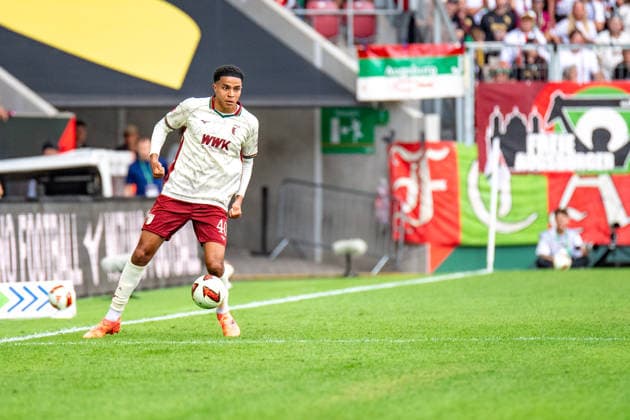 Noahkai Banks (40 Augsburg) in Aktion beim Bundesligaspiel FC Augsburg - Bayer 04 Leverkusen am 12.09.2026. Augsburg WWK Arena Bayern Deutschland *** Noahkai Banks 40 of Augsburg in action during the Bundesliga match between FC Augsburg and Bayer 04 Leverkusen on September 12, 2026, at the WWK Arena in Augsburg, Bavaria, Germany