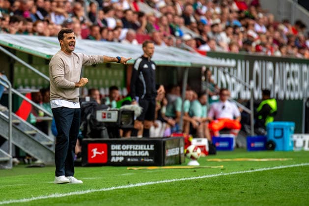 Carles Martinez (Trainer Leverkusen) gibt Anweisungen an sein Team beim Bundesligaspiel FC Augsburg - Bayer 04 Leverkusen am 12.09.2026. Augsburg WWK Arena Bayern Deutschland *** Carles Martinez, coach of Leverkusen, gives instructions to his team during the Bundesliga match between FC Augsburg and Bayer 04 Leverkusen on September 12, 2026, at the WWK Arena in Augsburg, Bavaria, Germany