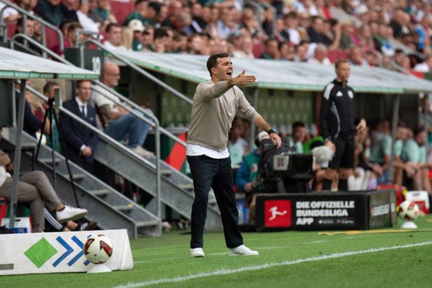 Carles Martinez (Trainer Leverkusen) gibt Anweisungen an sein Team beim Bundesligaspiel FC Augsburg - Bayer 04 Leverkusen am 12.09.2026. Augsburg WWK Arena Bayern Deutschland *** Carles Martinez, coach of Leverkusen, gives instructions to his team during the Bundesliga match between FC Augsburg and Bayer 04 Leverkusen on September 12, 2026, at the WWK Arena in Augsburg, Bavaria, Germany