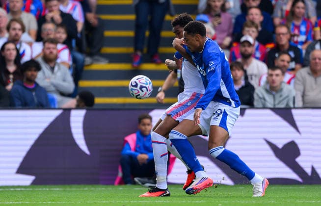 Crystal Palace v Ipswich Town Premier League Honest Ahanor of Crystal Palace battles for the ball with Emersonn of Ipswich Town during the Premier League match at Selhurst Park, London 12 09 2026 UK Newspapers OUT Copyright: xGraemexWilcocksonx FIL-23935-0035