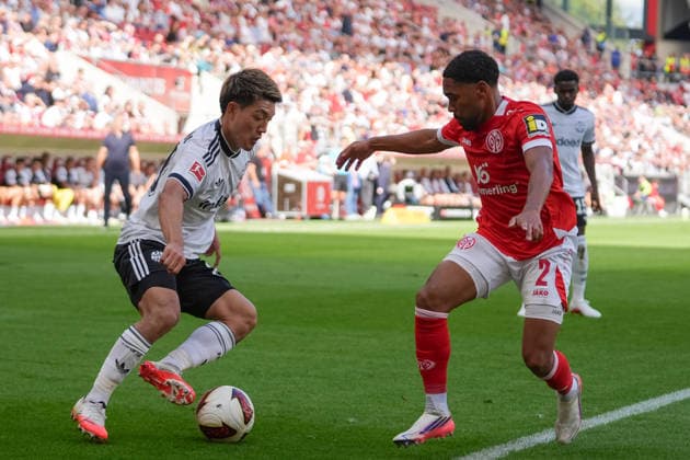 Deutschland: Fußball 1. Bundesliga 2026 2027, 3. Spieltag - 1. FSV Mainz 05 vs Eintracht Frankfurt - Mewa Arena (Mainz): Ritsu Doan (SGE,20) im Zweikampf mit Phillipp Mwene (FSV,2) *** Germany Soccer Bundesliga 2026–2027, Matchday 3: FSV Mainz 05 vs. Eintracht Frankfurt at Mewa Arena in Mainz. Ritsu Doan (SGE, 20) in a tackle with Phillipp Mwene (FSV, 2). Copyright: xTobiasxWentzellx