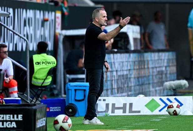 12.09.2026, xemx, Fussball 1.Bundesliga, FC Augsburg - Bayer 04 Leverkusen v.l. Cheftrainer Manuel Baum (FC Augsburg) gibt Anweisungen, gestikuliert mit den Armen, gesticulate, gives instructions (DFL DFB REGULATIONS PROHIBIT ANY USE OF PHOTOGRAPHS as IMAGE SEQUENCES and or QUASI-VIDEO) Augsburg *** September 12, 2026, xemx, Soccer, Bundesliga 1, FC Augsburg vs. Bayer 04 Leverkusen: Head Coach Manuel Baum of FC Augsburg gives instructions, gesturing with his arms, gives instructions DFL DFB REGULATIONS PROHIBIT ANY USE OF PHOTOGRAPHS as IMAGE SEQUENCES and or QUASI-VIDEO Augsburg