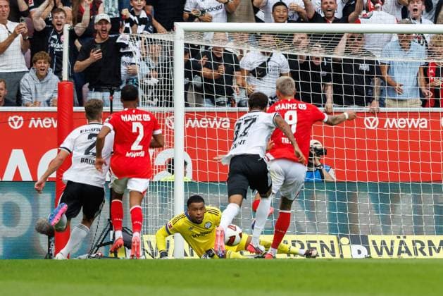 Noah Atubolu (Eintracht Frankfurt) haelt den Nachschuss von Phillip Tietz (FSV Mainz 05), Aktion Action FSV Mainz 05 vs Eintracht Frankfurt, Fussball, Bundesliga, 03. Spieltag, Saison 2026 2027, 12.09.2026 FSV Mainz 05 vs Eintracht Frankfurt, Fussball, Bundesliga, 03. Spieltag, Saison 2026 2027, 12.09.2026 *** Noah Atubolu of Eintracht Frankfurt blocks the follow-up shot by Phillip Tietz of FSV Mainz 05, Action: FSV Mainz 05 vs. Eintracht Frankfurt, Soccer, Bundesliga, Matchday 3, 2026–2027 Season, September 12, 2026 FSV Mainz 05 vs. Eintracht Frankfurt, Soccer, Bundesliga, Matchday 3, 2026–2027 Season, September 12, 2026 Copyright: xEibnerxPressefotox EP_ANS