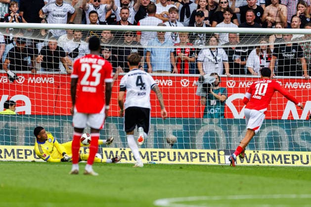 MAINZ, GERMANY - SEPTEMBER 12: Penalty for Mainz, but Noah Atubolu (Eintracht Frankfurt, 1) is able to prevent the score from Nadiem Amiri (1. FSV Mainz 05, 10) during the Bundesliga match between 1. FSV Mainz 05 vs. Eintracht Frankfurt at MEWA Arena on matchday 3 of the 1. Bundesliga on September 12, 2026 in Mainz, Germany. DFL REGULATIONS PROHIBIT ANY USE OF PHOTOGRAPHS AS IMAGE SEQUENCES AND OR QUASI-VIDEO. Rhineland-Palatinate Germany Copyright: xStephanxHahnex