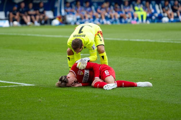 Fussball: 1. Bundesliga, 3. Spieltag, TSG Hoffenheim - VfB Stuttgart am 12.09.2026 in Sinsheim (SNP Arena), Deutschland, Saison 2026 2027: Angelo Stiller (VfB Stuttgart, 6) Oliver Baumann (TSG Hoffenheim, 1) Verletzung Sinsheim SNP Arena Deutschland *** Soccer, Bundesliga 1, Matchday 3, TSG Hoffenheim vs. VfB Stuttgart on September 12, 2026, at the SNP Arena in Sinsheim, Germany, 2026–2027 season: Angelo Stiller (VfB Stuttgart), 6 Oliver Baumann (TSG Hoffenheim), 1 Injury, Sinsheim SNP Arena, Germany Copyright: xPhilippxImhofx