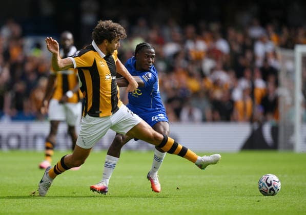 Chelsea v Hull City Premier League Chelsea™s RomÃ o Lavia (right) and Hull City s Matt Crooks battle for the ball during the Premier League match at Stamford Bridge, London 12 09 2026 UK Newspapers OUT Copyright: xDanielxHamburyx FIL-23926-0073