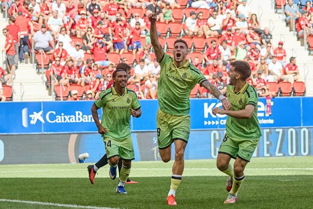 LaLiga EA Sports 2026–27: CA Osasuna vs. RCD Espanyol. Roberto Fernández (9, ESP) scores a goal (0–1) during the LaLiga EA Sports match between CA Osasuna and RCD Espanyol played at El Sadar in Pamplona. Tyrhys Dolan (24, ESP), L, and Javi Hernández 28 ESP R are also visible in the image. Credit: Inigo Alzugaray, Agencia LOF, Pamplona. LaLiga EA Sports 2026–27: CA Osasuna vs. RCD Espanyol Copyright: xCredit:xInigoxAlzugarayx xAgencix