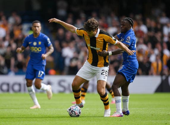 Chelsea v Hull City Premier League Chelsea™s RomÃ o Lavia (right) and Hull City s Matt Crooks battle for the ball during the Premier League match at Stamford Bridge, London 12 09 2026 UK Newspapers OUT Copyright: xDanielxHamburyx FIL-23926-0071