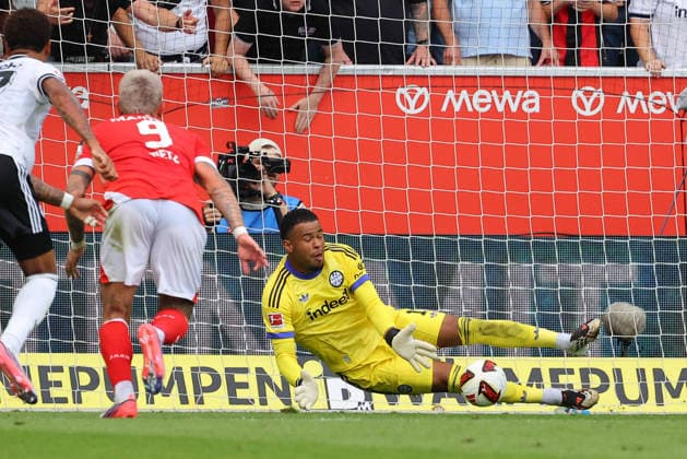 Mainz, Deutschland 12. September 2026: 1. BL - 2026 2027 - Sp. 3 - 1. FSV Mainz 05 gegen Eintracht Frankfurt Im Bild: Torwart Noah Atubolu (Frankfurt) hält den von Nadiem Amiri (FSV) geschossenen Elfmeter. DFL regulations prohibit any use of photographs as image sequences and or quasi-video Mewa Arena Rheinland - Pfalz *** Mainz, Germany, September 12, 2026, Bundesliga 1, 2026–2027 Season, Matchday 3: 1. FSV Mainz 05 vs. Eintracht Frankfurt. Pictured: Frankfurt goalkeeper Noah Atubolu saves the penalty kick taken by Nadiem Amiri of 1. FSV Mainz 05. DFL regulations prohibit any use of photographs as image sequences and or quasi-video. Mewa Arena, Rhineland-Palatinate Copyright: xFotostandx xRacochax