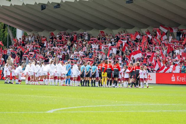Die Mannschaften stellen sich dem begeisterten Publikum. 1. FC Koeln vs. 1. FC Union Berlin, Fussball, Frauen Bundesliga, 04. Spieltag, Saison 2026 2027, 12.09.2026 DFL DFB Regulations prohibit any use of Photographs as image sequences and or Quasivideo 1. FC Koeln vs. 1. FC Union Berlin, Fussball, Frauen Bundesliga, 04. Spieltag, Saison 2026 2027, 12.09.2026 Koeln *** The teams take the field before an enthusiastic crowd: 1. FC Köln vs. 1. FC Union Berlin, Soccer, Women’s Bundesliga, Matchday 4, 2026–2027 season, September 12, 2026 DFL DFB regulations prohibit any use of photographs as image sequences and or quasi-video 1 FC Cologne vs. 1 FC Union Berlin, soccer, Women’s Bundesliga, Matchday 4, 2026–2027 season, September 12, 2026, Cologne Copyright: xEibner-Pressefoto ThomasxHaeslerx EP_THR