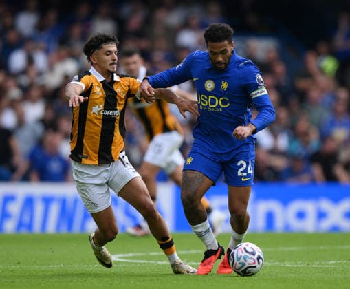 Chelsea v Hull City Premier League Chelsea™s Reece James (right) and Hull City s Mohamed Belloumi battle for the ball during the Premier League match at Stamford Bridge, London 12 09 2026 UK Newspapers OUT Copyright: xDanielxHamburyx FIL-23926-0075