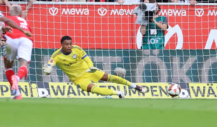12.09.2026, Fussball Bundesliga, 1. FSV Mainz 05 - Eintracht Frankfurt, v.l., Torwart Noah Atubolu (Eintracht Frankfurt) pariert Elfmeter von Nadiem Amiri (FSV Mainz 05) DFL DFB REGULATIONS PROHIBIT ANY USE OF PHOTOGRAPHS AS IMAGE SEQUENCES AND OR QUASI-VIDEO. xdcx *** September 12, 2026, Bundesliga Soccer, 1 FSV Mainz 05 vs. Eintracht Frankfurt, from left, Goalkeeper Noah Atubolu of Eintracht Frankfurt saves a penalty kick by Nadiem Amiri of FSV Mainz 05. DFL and DFB regulations prohibit any use of photographs as image sequences and or quasi-video. xdcx Copyright: HMBxMedia Claus