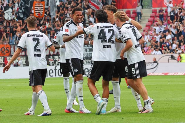 Mainz, Deutschland 12. September 2026: 1. BL - 2026 2027 - Sp. 3 - 1. FSV Mainz 05 gegen Eintracht Frankfurt Im Bild: Torschütze Jonathan Burkardt (Frankfurt)(1.v.re.) freut sich mit seinen Mannschaftskollegen über sein Tor zum 0:2. DFL regulations prohibit any use of photographs as image sequences and or quasi-video Mewa Arena Rheinland - Pfalz *** Mainz, Germany, September 12, 2026, Bundesliga 1, 2026–2027 Season, Matchday 3: FSV Mainz 05 vs. Eintracht Frankfurt. Pictured: Goal scorer Jonathan Burkardt (Frankfurt, 1st from right) celebrates with his teammates after scoring the goal that made the score 0–2. DFL regulations prohibit any use of photographs as image sequences and or quasi-video. Mewa Arena, Rhineland-Palatinate Copyright: xFotostandx xRacochax