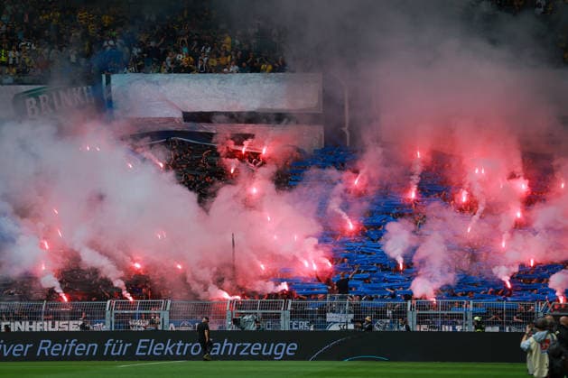 1. Bundesliga - Borussia Dortmund - SC Paderborn am 12.09.2026 im Signal Iduna Park in Dortmund Die SC Paderborn Fans im Gästeblock zünden Pyrotechnik *** 1. Bundesliga: Borussia Dortmund vs. SC Paderborn on September 12, 2026, at Signal Iduna Park in Dortmund. SC Paderborn fans in the visitors section set off pyrotechnics. MH