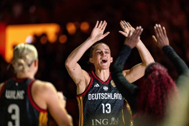 Leonie Fiebich (Germany, 13) celebrates with Alexis Peterson (Germany, 01) during the warm-up, GER vs. France, Basketball, FIBA Women’s World Cup 2026, Semifinal, September 12, 2026 GER, France vs. Germany, Basketball, 2026 FIBA Women’s World Cup, Semifinal, September 12, 2026 Berlin Copyright: xEibner-Pressefoto MaxxVincenx EP_MVN