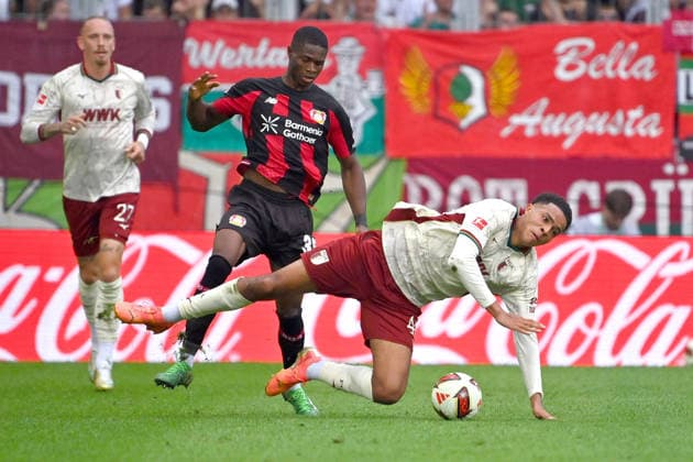 Christian KOFANE (Bayer Leverkusen), Aktion,Zweikampf gegen Noahkai BANKS (FC Augsburg). Fussball 1. Bundesliga Saison 2026 2027, 3.Spieltag, Spieltag03, FC Augsburg - Bayer 04 Leverkusen am 12.09.2026 , WWK A R E N A. *** Christian KOFANE (Bayer Leverkusen), Action, Tackle against Noahkai BANKS (FC Augsburg), Soccer, Bundesliga 1, 2026–2027 Season, Matchday 3, Matchday 03, FC Augsburg vs. Bayer 04 Leverkusen on September 12, 2026, WWK Arena