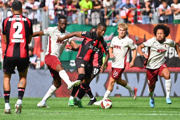 Chrislain MATSIMA (FC AUGSBURG), Aktion,Zweikampf gegen Christian KOFANE (Bayer Leverkusen), re:Hannes BEHRENS (FC Augsburg), Han-Noah MASENGO (FC Augsburg). Fussball 1. Bundesliga Saison 2026 2027, 3.Spieltag, Spieltag03, FC Augsburg - Bayer 04 Leverkusen am 12.09.2026 , WWK A R E N A. *** Chrislain MATSIMA, FC Augsburg; Action; Tackle against Christian KOFANE, Bayer Leverkusen; right: Hannes BEHRENS, FC Augsburg; Han Noah MASENGO, FC Augsburg; Soccer, 1. Bundesliga, 2026–2027 season, Matchday 3, Matchday 03, FC Augsburg vs. Bayer 04 Leverkusen on September 12, 2026, WWK Arena