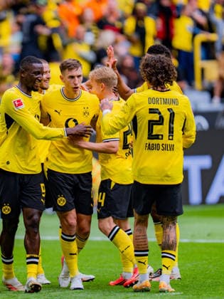1. Bundesliga, 3. Spieltag, Borussia Dortmund vs. SC Paderborn 07 am 12.09.2026 VAR beim Tor zum 2:0 durch Serhou Guirassy mit Fabio Silva Nico Schlotterbeck *** Bundesliga 1, Matchday 3, Borussia Dortmund vs. SC Paderborn 07 on September 12, 2026: VAR review of Serhou Guirassy’s 2-0 goal, involving Fabio Silva and Nico Schlotterbeck Copyright: xBahhoxKarax