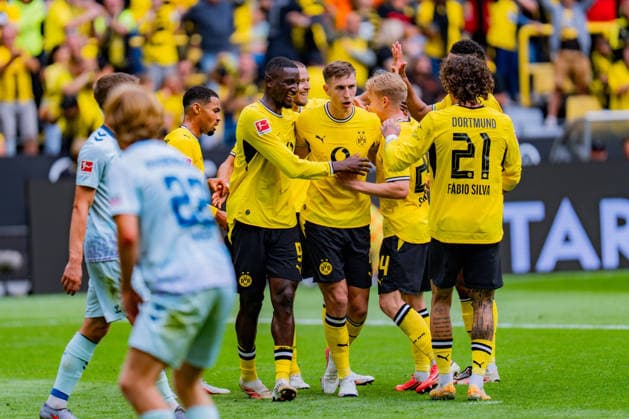 1. Bundesliga, 3. Spieltag, Borussia Dortmund vs. SC Paderborn 07 am 12.09.2026 VAR beim Tor zum 2:0 durch Serhou Guirassy mit Fabio Silva Nico Schlotterbeck *** Bundesliga 1, Matchday 3, Borussia Dortmund vs. SC Paderborn 07 on September 12, 2026: VAR review of Serhou Guirassy’s 2-0 goal, involving Fabio Silva and Nico Schlotterbeck Copyright: xBahhoxKarax