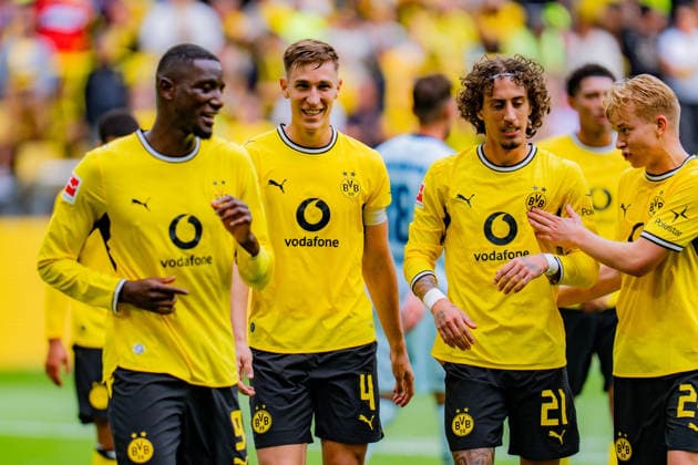 1. Bundesliga, 3. Spieltag, Borussia Dortmund vs. SC Paderborn 07 am 12.09.2026 VAR beim Tor zum 2:0 durch Serhou Guirassy mit Fabio Silva Nico Schlotterbeck *** Bundesliga 1, Matchday 3, Borussia Dortmund vs. SC Paderborn 07 on September 12, 2026: VAR review of Serhou Guirassy’s 2-0 goal, involving Fabio Silva and Nico Schlotterbeck Copyright: xBahhoxKarax