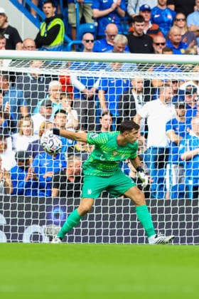 LONDON, ENGLAND, Saturday 12th September 2026: Emiliano Martinez of Chelsea passes the ball during the Premier League Fixture between Chelsea and Hull City at Stamford Bridge in London, England. (Photo by Alex Ferrelly Sports Press Photo)  Copyright: xAlexxFerrelly SportsxPressxPhotox Sportspressphoto_SPR228629