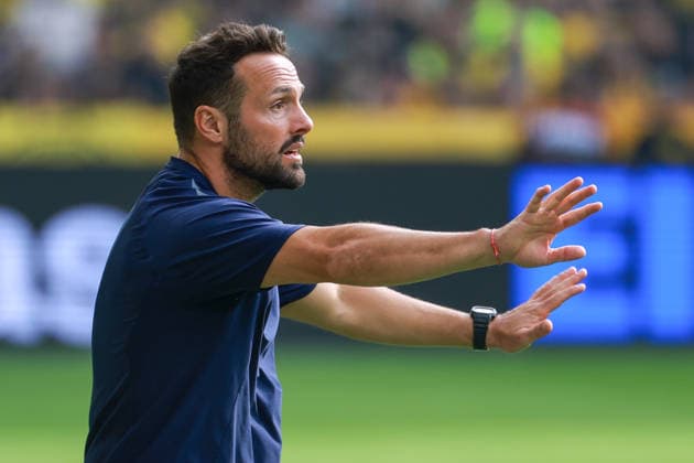 1. Bundesliga - Borussia Dortmund - SC Paderborn am 12.09.2026 im Signal Iduna Park in Dortmund Trainer Ralf Kettemann (Paderborn) gibt lautstark Anweisungen *** 1 Bundesliga: Borussia Dortmund vs. SC Paderborn on September 12, 2026, at Signal Iduna Park in Dortmund. Coach Ralf Kettemann of Paderborn shouts out instructions. MH