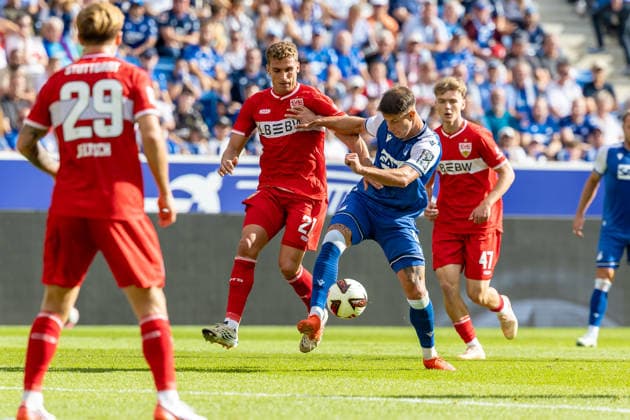 Harter Zweikampf Grischa Proemel (VfB Stuttgart, 21) Adam Hlozek (TSG Hoffenheim, 10) dahinter Yanik Noah Spalt (VfB Stuttgart, 47) davor Finn Jeltsch (VfB Stuttgart, 29), GER, TSG Hoffenheim vs. VfB Stuttgart, Fussball, 1. Bundesliga, 03. Spieltag, Spielzeit 2026 2027, 12.09.2026, DFL DFB REGULATIONS PROHIBIT ANY USE OF PHOTOGRAPHS AS IMAGE SEQUENCES AND OR QUASI-VIDEO, GER, TSG Hoffenheim vs. VfB Stuttgart, Fussball, 1. Bundesliga, 03. Spieltag, Spielzeit 2026 2027, 12.09.2026 Sinsheim *** Fierce duel: Grischa Proemel (VfB Stuttgart), 21; Adam Hlozek (TSG Hoffenheim), 10; behind them, Yanik Noah Spalt (VfB Stuttgart), 47; in front of them, Finn Jeltsch (VfB Stuttgart), 29, GER, TSG Hoffenheim vs. VfB Stuttgart, Soccer, Bundesliga 1, Matchday 3, 2026–2027 Season, September 12, 2026, DFL and DFB regulations prohibit any use of photographs as image sequences and or quasi-video, GER, TSG Hoffenheim vs. VfB Stuttgart, soccer, Bundesliga 1, Matchday 3, 2026–2027 Season, September 12, 2026, Sinsheim Copyright: xEibner-Pressefoto JanixPlessx EP_JPL