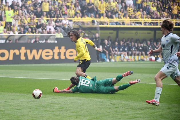 Fabio Silva (Borussia Dortmund), Fabio Silva erzielt gegen Torwart Nahuel Noll (SC Paderborn) das Tor zum 1:0 12.09.2026, Fussball 1. Bundesliga, Saison 2026 2027, 3. Spieltag, Borussia Dortmund - SC Paderborn 07 DFL regulations prohibit any use of photographs as image sequences and or quasi-video Dortmund Signal Iduna Park Nordrhein Westfalen Deutschland *** Fabio Silva, Borussia Dortmund; Fabio Silva scores against goalkeeper Nahuel Noll of SC Paderborn, making the score 1–0 on September 12, 2026; Soccer, 1. Bundesliga, 2026–2027 season, Matchday 3, Borussia Dortmund vs. SC Paderborn 07. DFL regulations prohibit any use of photographs as image sequences and or quasi-video. Dortmund, Signal Iduna Park, North Rhine-Westphalia, Germany Team2
