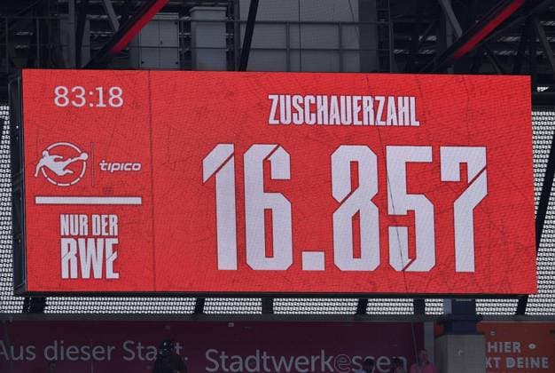 Rot Weiss Essen vs. Würzburger Kickers ** FOR EDITORIAL USE ONLY ** EDITORIAL USE ONLY ** p Soccer 3rd Division, Matchday 5: Rot-Weiss Essen vs. Würzburger Kickers on September 12, 2026, at the Stadion an der Hafenstrasse in Essen. The scoreboard displays the attendance. Germany, North Rhine-Westphalia, Essen. Copyright ThorstenxTillmann Copyright: ThorstenxTillmann doc87kk9azn2b814ckpwrq5 ,EDITORIAL USE ONLY Copyright: ThorstenxTillmann