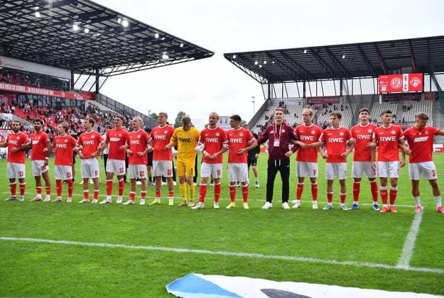 Rot Weiss Essen vs. Würzburger Kickers ** FOR EDITORIAL USE ONLY ** EDITORIAL USE ONLY ** p Soccer 3rd League, Matchday 5: Rot-Weiss Essen vs. Würzburger Kickers on September 12, 2026, at the Stadion an der Hafenstrasse in Essen. The Essen players after their victory. Germany, North Rhine-Westphalia, Essen. Copyright ThorstenxTillmann Copyright: ThorstenxTillmann doc87kk9bpgqzk823c6rv7 ,EDITORIAL USE ONLY Copyright: ThorstenxTillmann