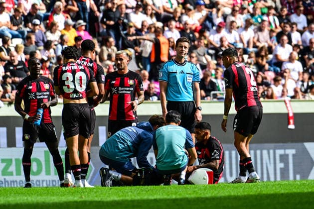 12.09.2026, GER, Fußball, Herren, 1. Bundesliga, FC Augsburg vs Bayer 04 Leverkusen Ezequiel Fernandez (Leverkusen, 6) muss behandelt werden, Schiedsrichter Daniel Siebert Augsburg WWK-Arena Bayern Deutschland *** September 12, 2026, GER, Soccer, Men s, 1. Bundesliga, FC Augsburg vs. Bayer 04 Leverkusen; Ezequiel Fernandez (Leverkusen) requires medical attention; Referee: Daniel Siebert; Augsburg WWK Arena, Bavaria, Germany Copyright: xNordphotox xHafnerx