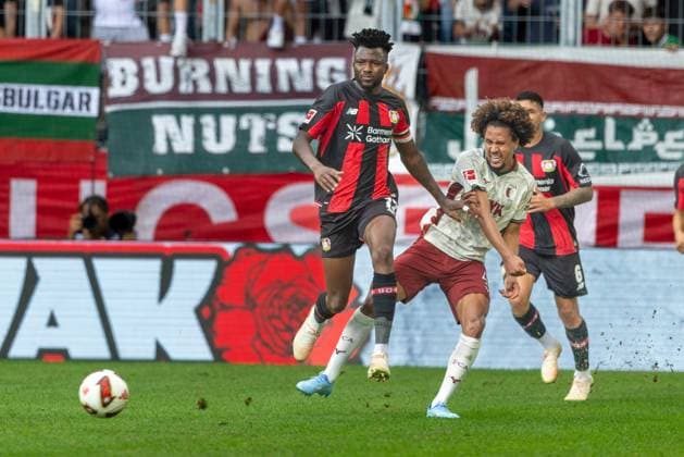 Edmond Tapsoba (Bayer 04 Leverkusen) und Han-Noah Massengo (FC Augsburg) v-l im Zweikampf, FC Augsburg vs. Bayer 04 Leverkusen, Fußball-Bundesliga, Fussball, 1. Bundesliga, 03. Spieltag, 12.09.2026 DFB regulations prohibit any use of photographs as image sequences and or quasi-video *** Edmond Tapsoba (Bayer 04 Leverkusen) and Han Noah Massengo (FC Augsburg) in a tackle, FC Augsburg vs. Bayer 04 Leverkusen, Bundesliga, Soccer, 1. Bundesliga, Matchday 3, September 12, 2026. DFB regulations prohibit any use of photographs as image sequences and or quasi-video. Copyright: xkolbert-press PeterxFastlx