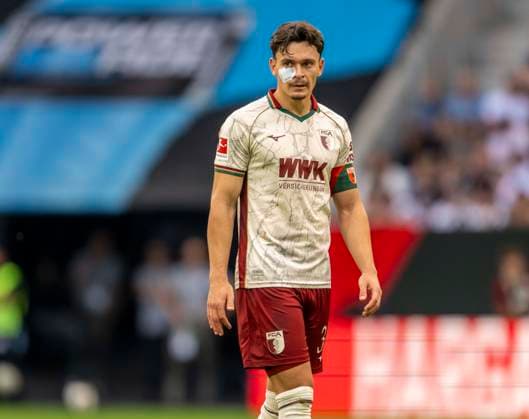 12.09.2026, Fussball Bundesliga 2026 2027, 3.Spieltag, FC Augsburg - Bayer Leverkusen, in der WWK-Arena Augsburg, Fabian Rieder (FC Augsburg) wurde an einer blutenden Gesichtswunde behandelt und hat ein großes Pflaster daran. ***DFL and DFB regulations prohibit any use of photographs as image sequences and or quasi-video.*** *** September 12, 2026, 2026–2027 Bundesliga, Matchday 3, FC Augsburg vs. Bayer Leverkusen, at the WWK Arena in Augsburg; Fabian Rieder of FC Augsburg received treatment for a bleeding facial wound and is wearing a large bandage over it ***DFL and DFB regulations prohibit any use of photographs as image sequences and or quasi-video***